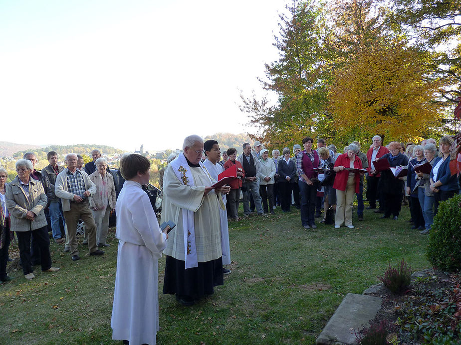 Einweihung der sieben Fußfälle im Oktober 2012 (Foto: Karl-Franz Thiede)